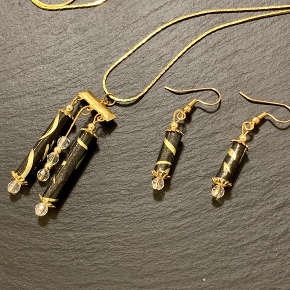 Vintage Gold Tone Box Chain Necklace Matching Black Cylinder Dangle Earrings - Picture 11 of 12